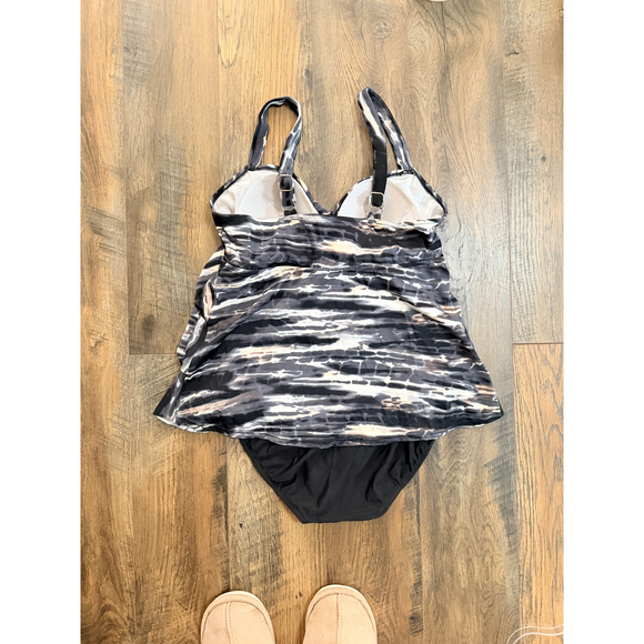 Full coverage C-Cup B-Cup padded one piece swimwear swimsuit that hides tummy - Picture 4 of 6